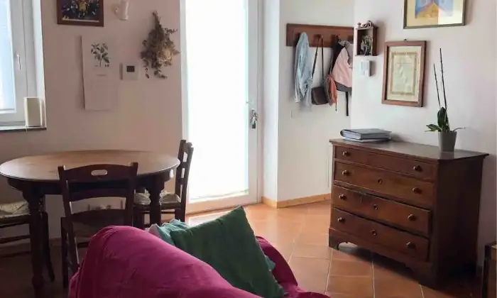 Rexer-Novara-Trilocale-con-doppio-giardino-in-contesto-di-cascina-finemente-ristrutturata-Sala
