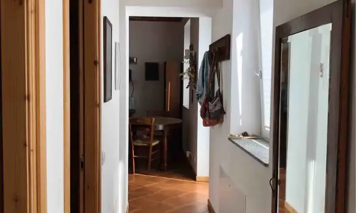 Rexer-Novara-Trilocale-con-doppio-giardino-in-contesto-di-cascina-finemente-ristrutturata-Corridoio