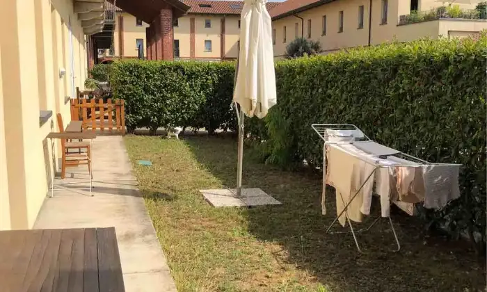 Rexer-Novara-Trilocale-con-doppio-giardino-in-contesto-di-cascina-finemente-ristrutturata-Giardino
