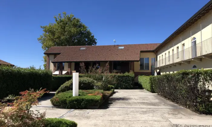 Rexer-Novara-Trilocale-con-doppio-giardino-in-contesto-di-cascina-finemente-ristrutturata-Zone-comuni
