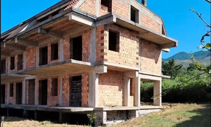 Rexer-Cervaro-Intero-fabbricato-in-vendita-in-via-Vaioli-a-Cervaro-Giardino