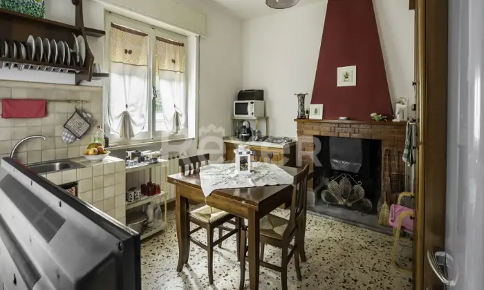 Rexer-Pietralunga-Villa-su-due-livelli-con-corte-esterna-Altro