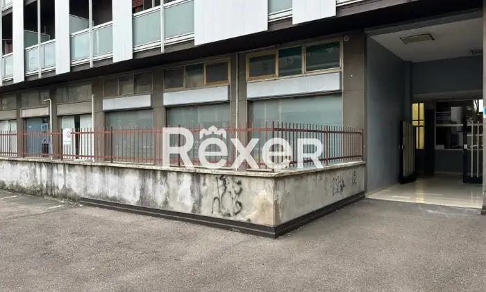 Rexer-BOLLATE-Bollate-Centro-Via-Matteotti-Negozio-attualmente-locato-mq-con-doppia-esposizione-Facciata
