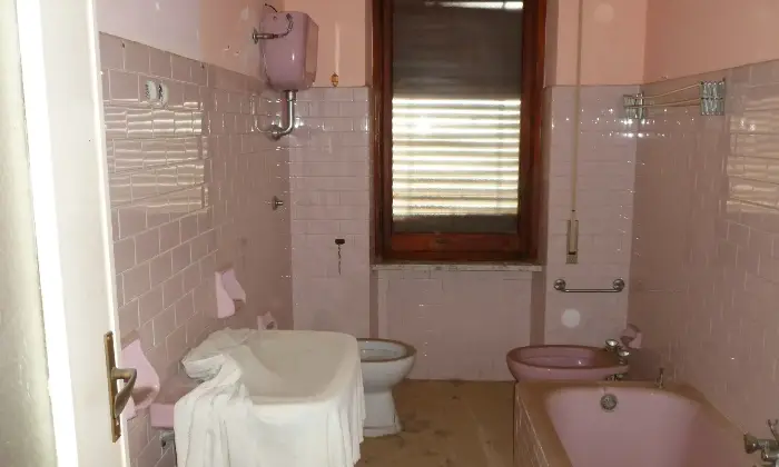 Rexer-Nicotera-Vendo-appartamento-da-ristrutturare-al-terzo-piano-a-Nicotera-Bagno