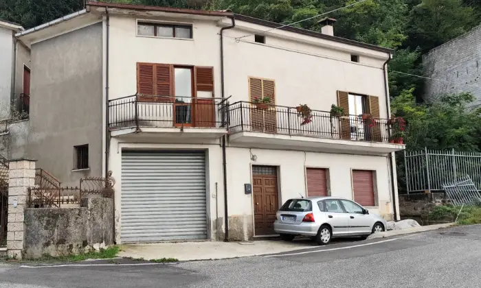 Rexer-Vallerotonda-Casa-di-paese-in-vendita-in-via-San-Antuono-Garage