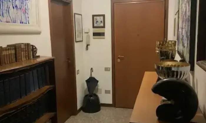Rexer-Massa-Zona-centrale-vicino-a-poste-e-banche-ampio-parcheggio-vicinissimo-Ufficio