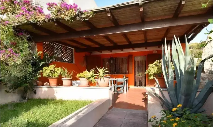 Rexer-Aglientu-Villetta-in-vendita-in-via-Mannucciu-a-Rena-Majore-Giardino