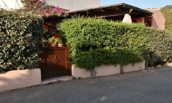 Rexer-Aglientu-Villetta-in-vendita-in-via-Mannucciu-a-Rena-Majore-Giardino