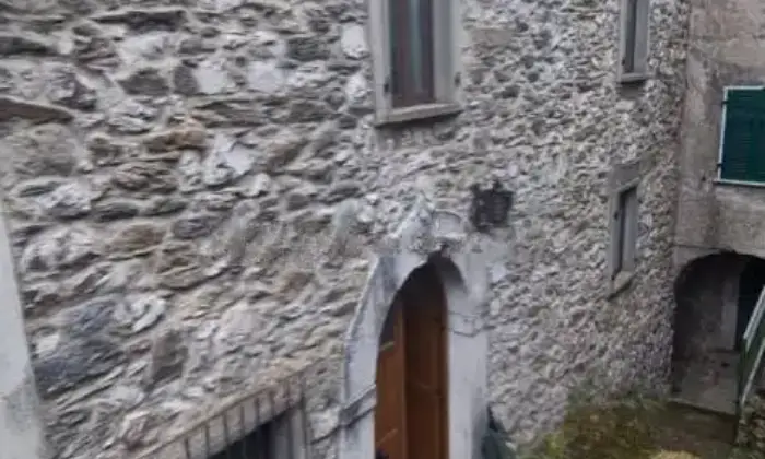 Rexer-Fivizzano-Appartamento-su-due-piani-in-vendita-in-via-Canale-Fivizzano-Giardino