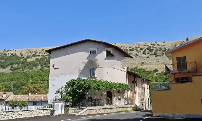 Rexer-Lucoli-Casa-di-paese-in-vendita-piazza-della-Beata-CristinaLucoli-Terrazzo