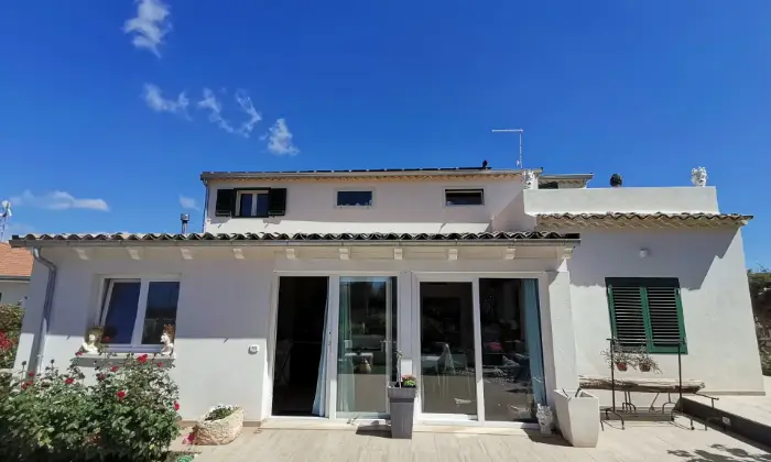 Rexer-Scicli-Villa-unifamiliare-in-contesto-residenziale-con-vista-mare-Facciata