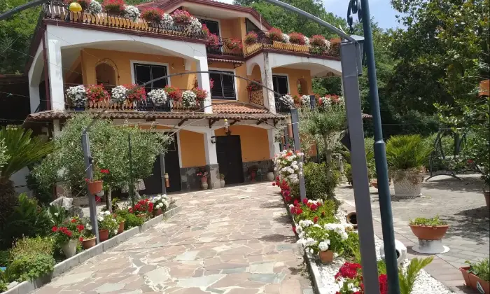 Rexer-Colliano-Villa-in-vendita-in-via-Valle-di-Raio-a-Colliano-Giardino