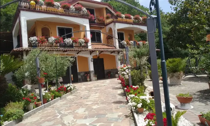 Rexer-Colliano-Villa-in-vendita-in-via-Valle-di-Raio-a-Colliano-Giardino