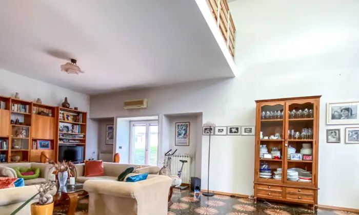 Rexer-Pradamano-villa-indipendente-di-architettura-molto-particolare-e-contemporanea-Salone