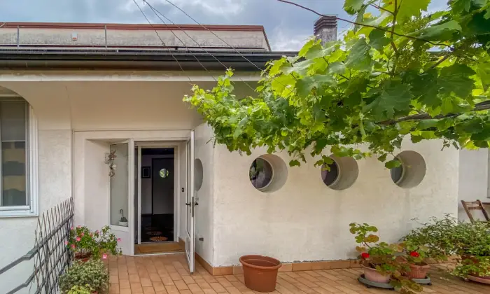 Rexer-Pradamano-villa-indipendente-di-architettura-molto-particolare-e-contemporanea