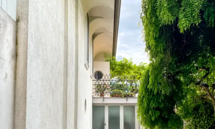 Rexer-Pradamano-villa-indipendente-di-architettura-molto-particolare-e-contemporanea-Ingresso