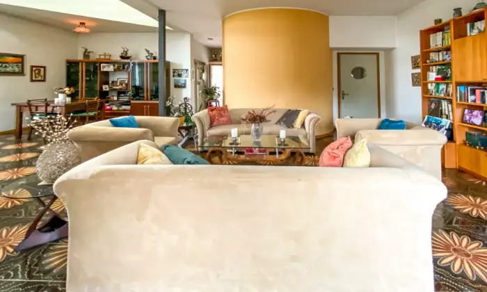 Rexer-Pradamano-villa-indipendente-di-architettura-molto-particolare-e-contemporanea-Salone
