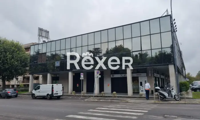 Rexer-CORSICO-Ex-filiale-bancaria-al-primo-piano-terra-e-interrato-Giardino
