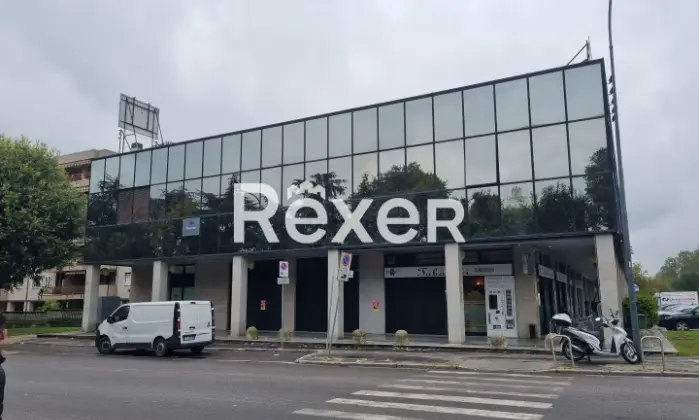 Rexer-CORSICO-Ex-filiale-bancaria-al-primo-piano-terra-e-interrato-Giardino