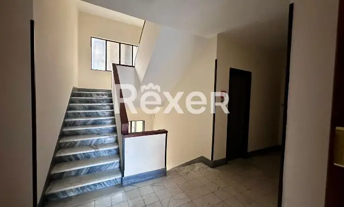 Rexer-Roma-Bilocale-spazioso-ai-piani-alti-in-stabile-con-portineria-Scala