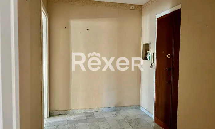 Rexer-Roma-Bilocale-spazioso-ai-piani-alti-in-stabile-con-portineria-Ingresso