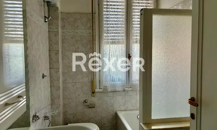 Rexer-Roma-Bilocale-spazioso-ai-piani-alti-in-stabile-con-portineria-Bagno