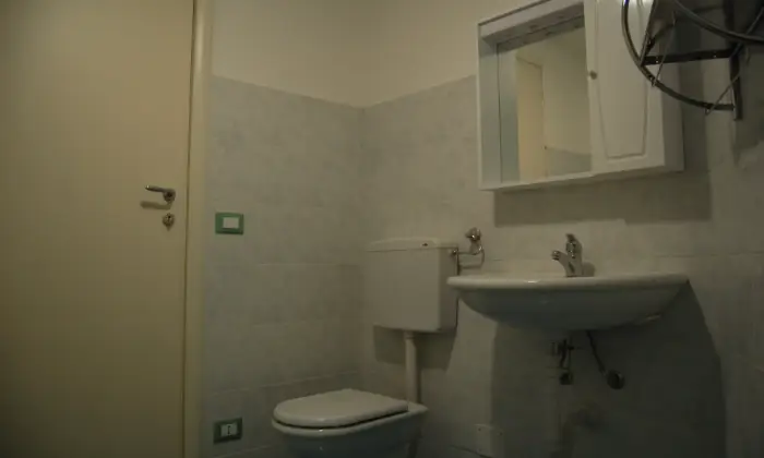 Rexer-Sanremo-Vendesi-ufficio-con-garage-Bagno