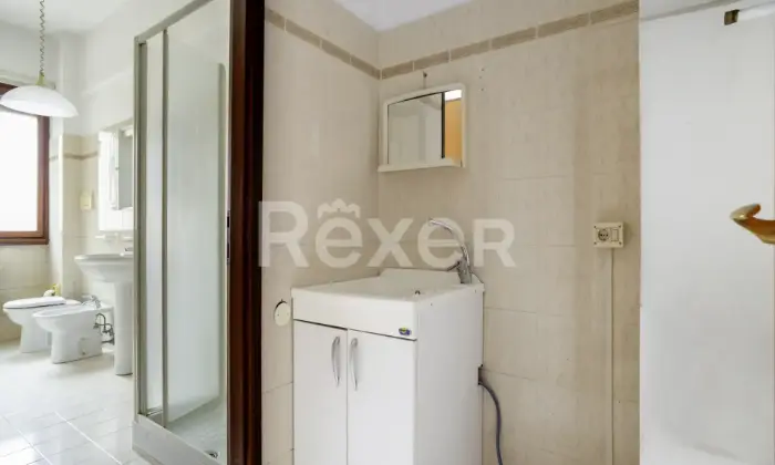 Rexer-Pesaro-Trilocale-da-Ristrutturare-a-Pesaro-Viale-della-Vittoria-angolo-Piazzale-Innocenti-Zona-CentroMare-Altro