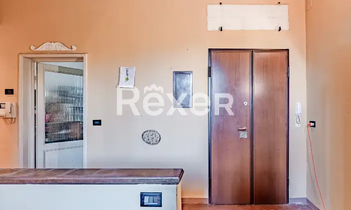 Rexer-Firenze-vani-con-sala-doppia-balcone-e-cantina-Ingresso