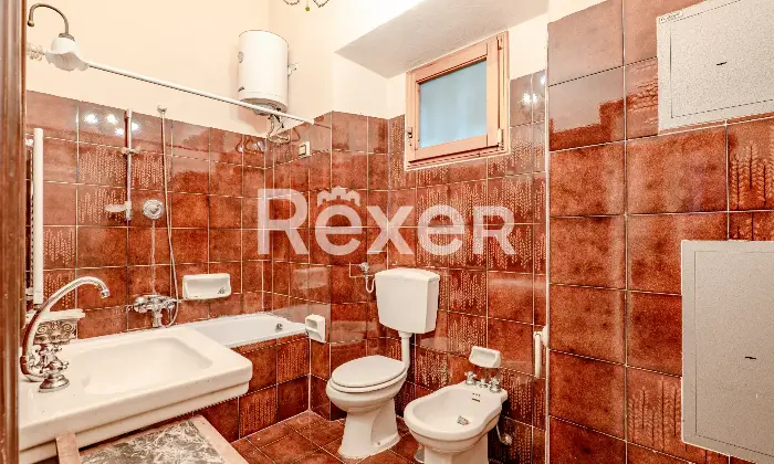 Rexer-Firenze-vani-con-sala-doppia-balcone-e-cantina-Bagno-di-servizio