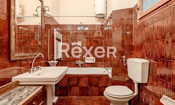 Rexer-Firenze-vani-con-sala-doppia-balcone-e-cantina-Bagno-di-servizio