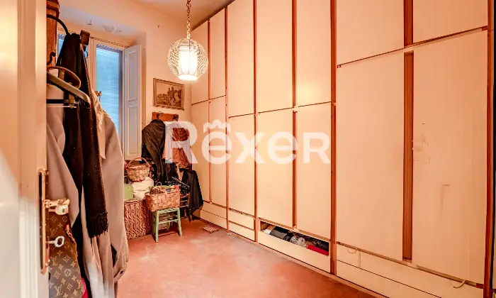 Rexer-Firenze-vani-con-sala-doppia-balcone-e-cantina-Stanza-guardaroba