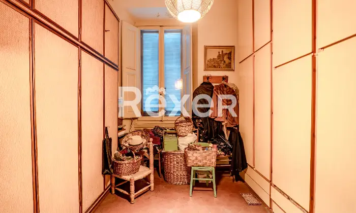 Rexer-Firenze-vani-con-sala-doppia-balcone-e-cantina-Stanza-guardaroba