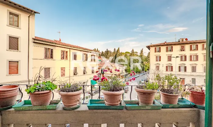 Rexer-Firenze-vani-con-sala-doppia-balcone-e-cantina-Balcone