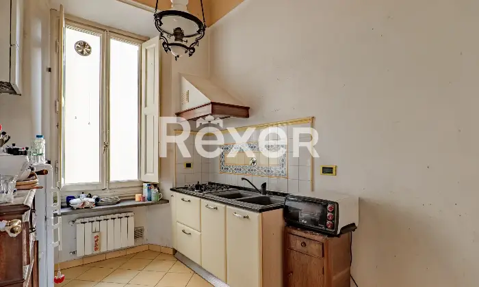 Rexer-Firenze-vani-con-sala-doppia-balcone-e-cantina-Cucina