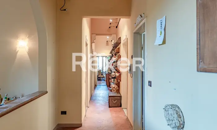 Rexer-Firenze-vani-con-sala-doppia-balcone-e-cantina-Corridoio