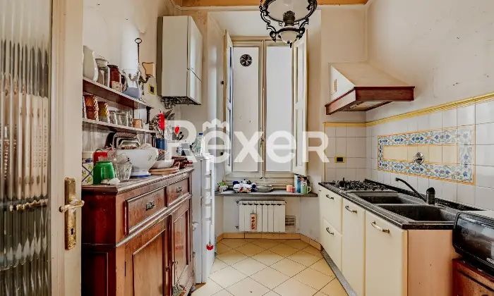 Rexer-Firenze-vani-con-sala-doppia-balcone-e-cantina-Cucina