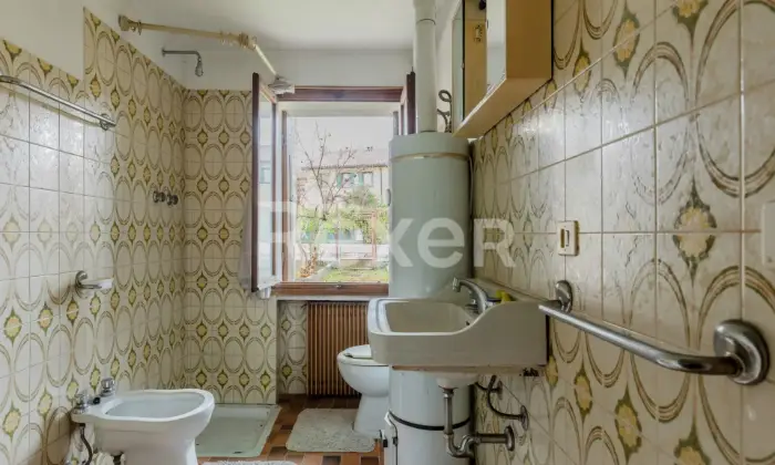 Rexer-Santa-Lucia-di-Piave-Casa-indipendente-con-ampio-giardino-garage-e-magazzino-Altro