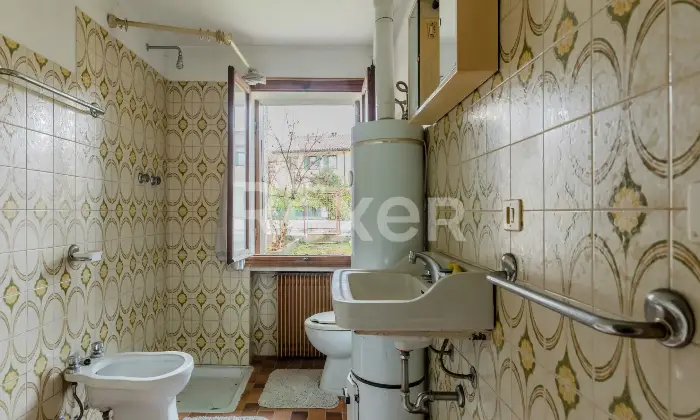 Rexer-Santa-Lucia-di-Piave-Rustico-da-ristrutturare-con-ampio-giardino-garage-e-magazzino-Altro