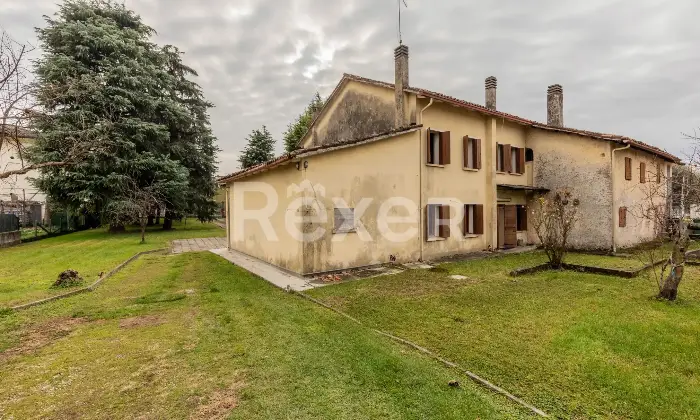 Rexer-Santa-Lucia-di-Piave-Rustico-da-ristrutturare-con-ampio-giardino-garage-e-magazzino-Altro