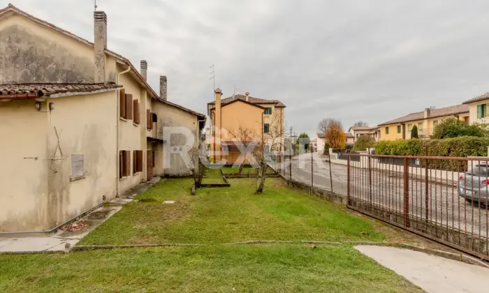 Rexer-Santa-Lucia-di-Piave-Casa-indipendente-con-ampio-giardino-garage-e-magazzino-Altro