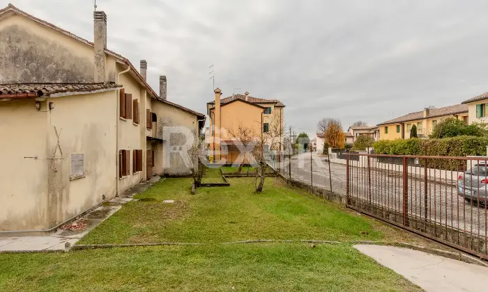 Rexer-Santa-Lucia-di-Piave-Rustico-da-ristrutturare-con-ampio-giardino-garage-e-magazzino-Altro