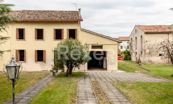Rexer-Santa-Lucia-di-Piave-Casa-indipendente-con-ampio-giardino-garage-e-magazzino-Altro
