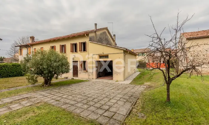 Rexer-Santa-Lucia-di-Piave-Rustico-da-ristrutturare-con-ampio-giardino-garage-e-magazzino-Altro