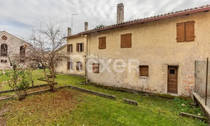 Rexer-Santa-Lucia-di-Piave-Casa-indipendente-con-ampio-giardino-garage-e-magazzino-Altro