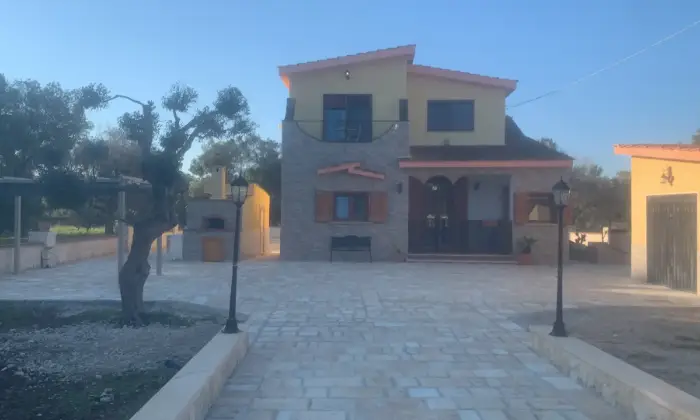 Rexer-San-Vito-dei-Normanni-Villa-indipendente-Giardino