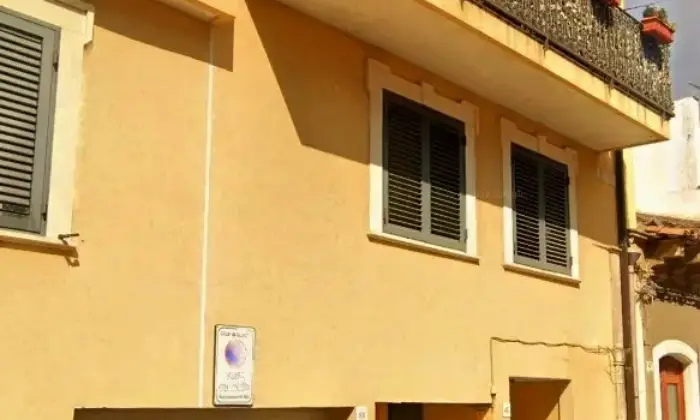 Rexer-Catania-vendesi-ampia-casa-autonoma-a-Catania-zona-Leopardi-Garage