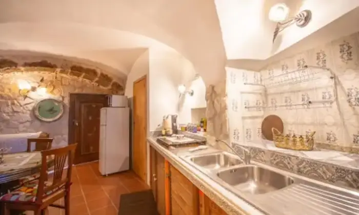Rexer-Castel-del-Monte-Indipendente-tra-le-rocce-a-Castel-del-Monte-AQ-Cucina