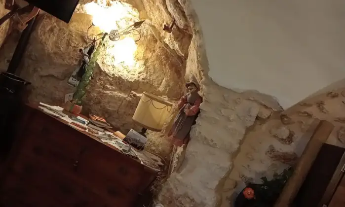 Rexer-Castel-del-Monte-Indipendente-tra-le-rocce-a-Castel-del-Monte-AQ-Soggiorno