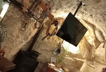 Rexer-Castel-del-Monte-Indipendente-tra-le-rocce-a-Castel-del-Monte-AQ-Soggiorno